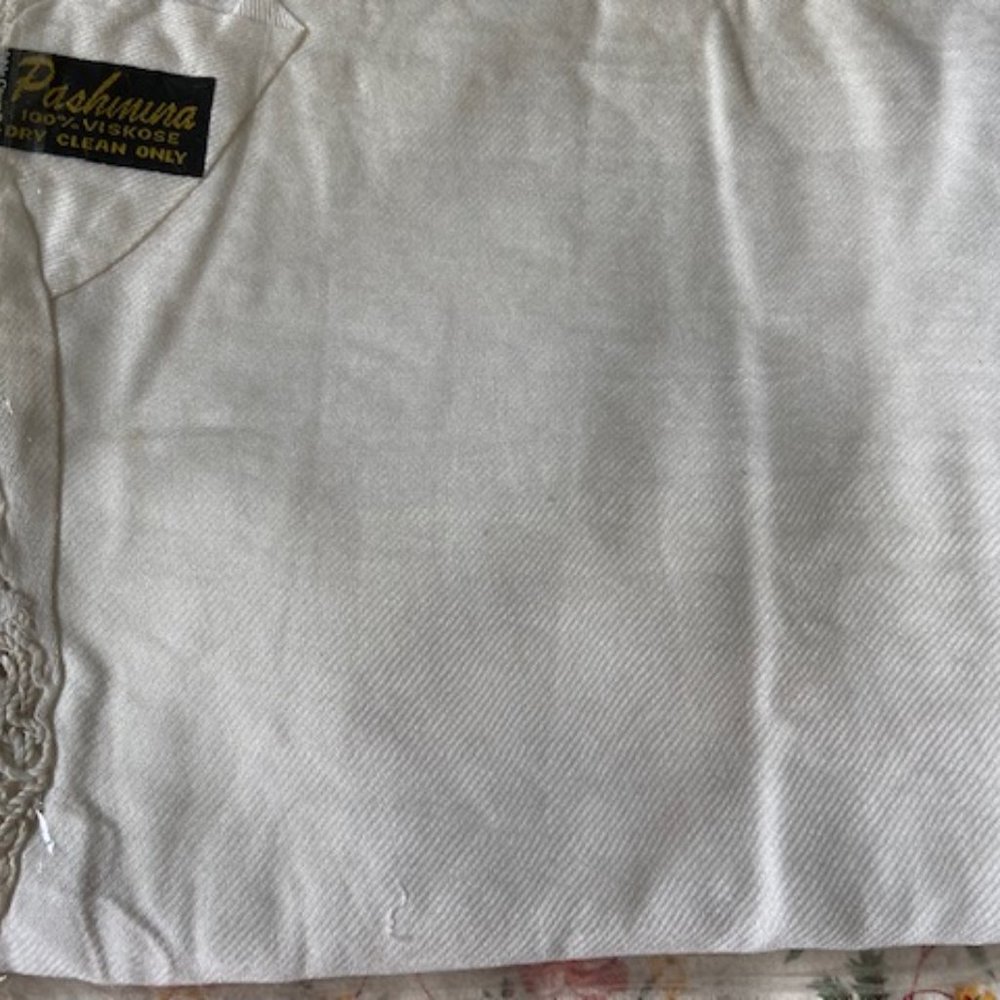 - White Pashmina 100% Viskose new in original packing 76 inches x 28 inches